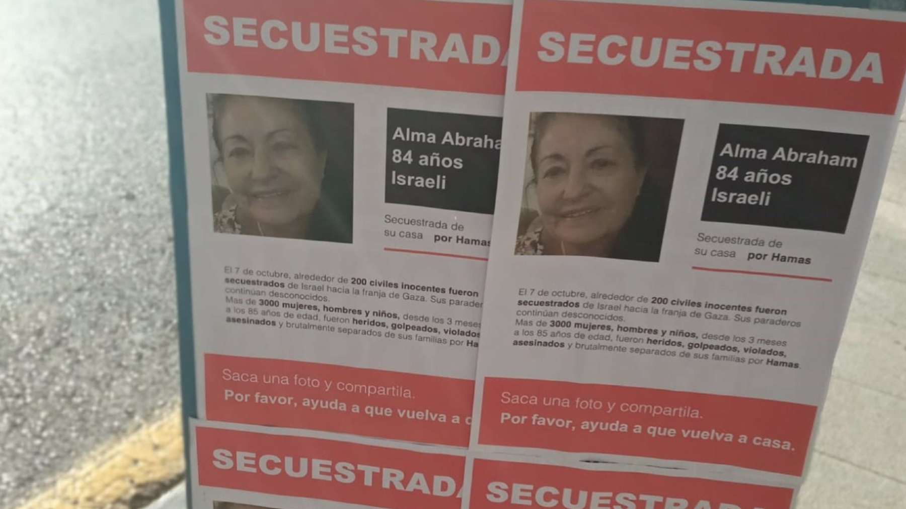 Uno de los carteles con la imagen de una mujer secuestrada por Hamas que han aparecido en Palma. EUROPA PRESS