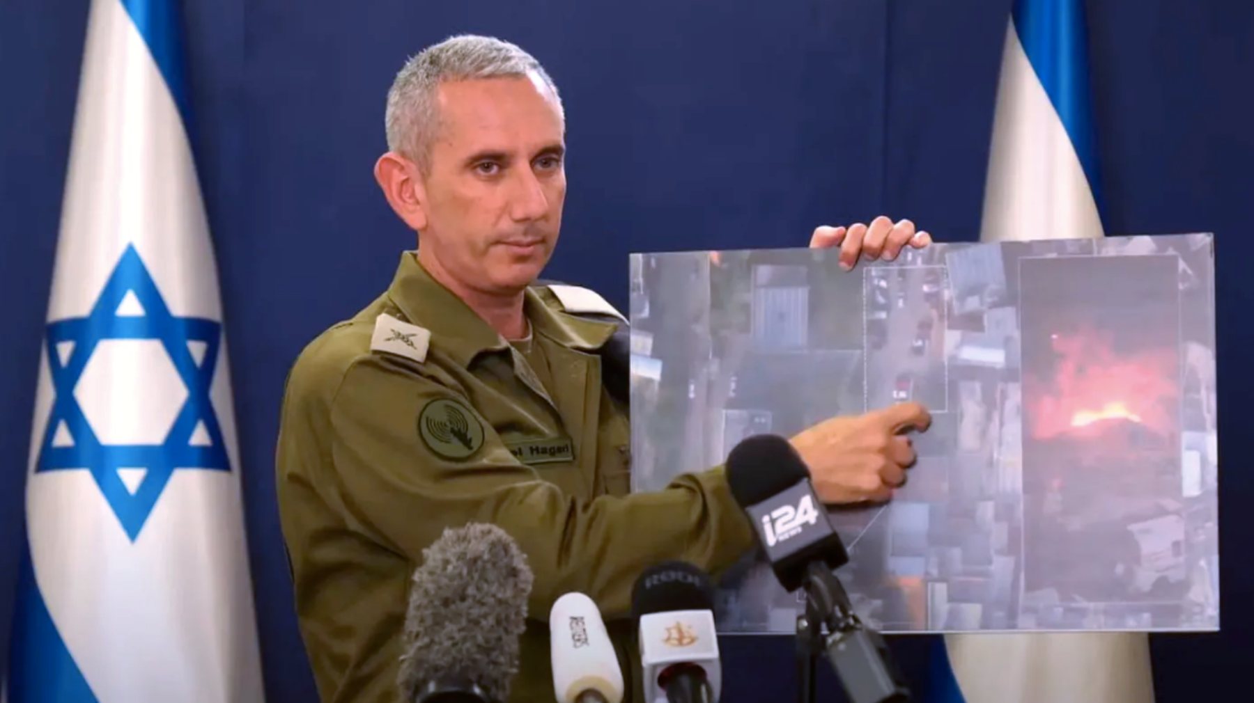 Un portavoz de las IDF mostrando las pruebas sobre el hospital de Gaza.