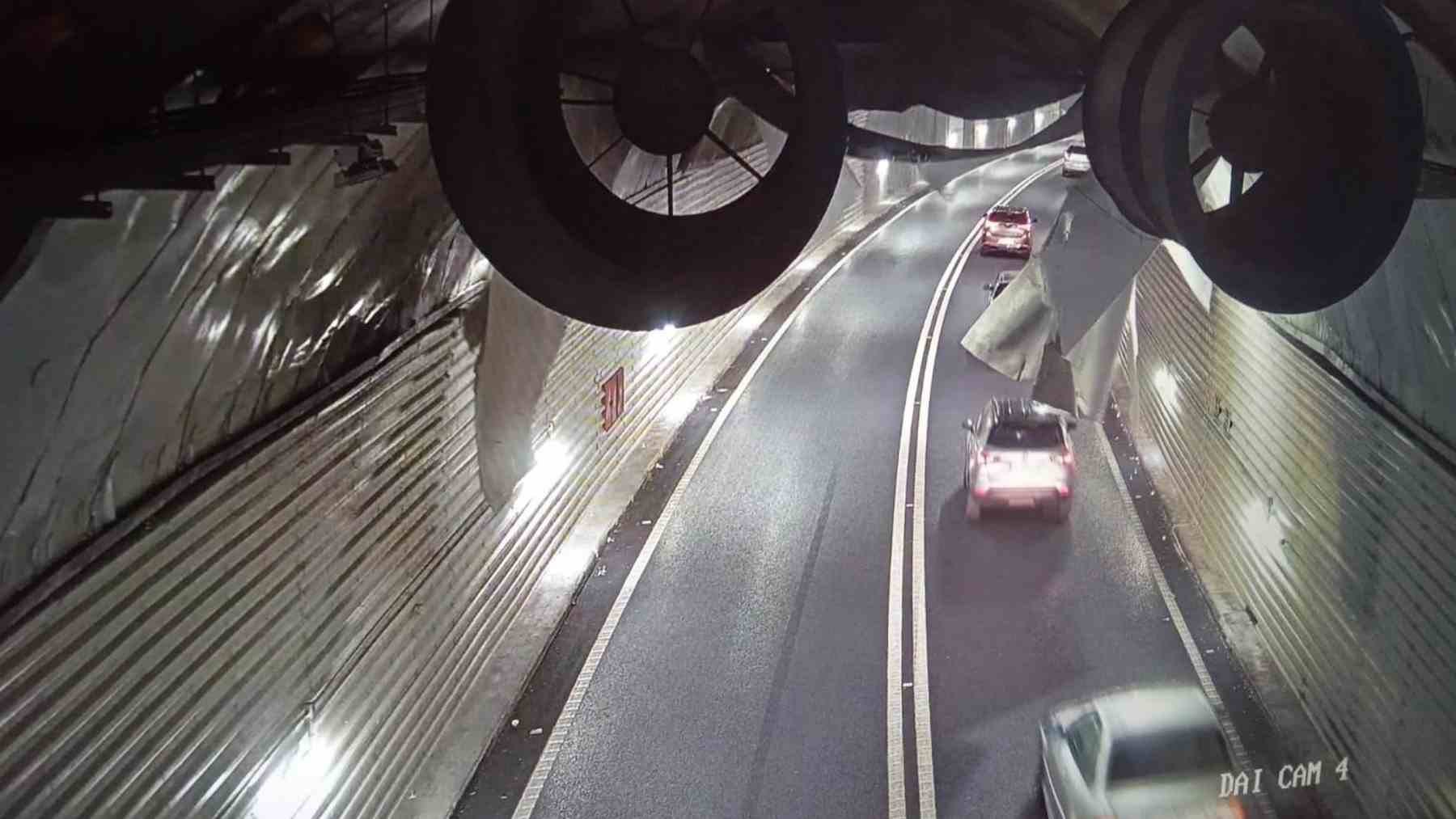 Desprendimiento de unas lonas en el túnel de Son Vic. CONSELL DE MALLORCA