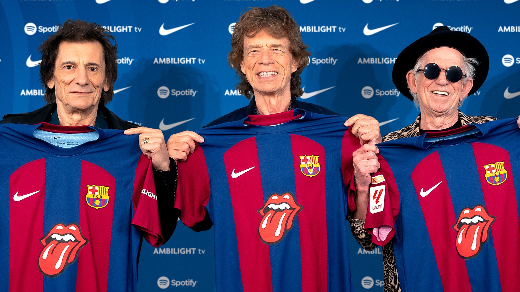 Los Rolling Stones posan con la camiseta del Barcelona para el Clásico. (fcbarcelona.cat)