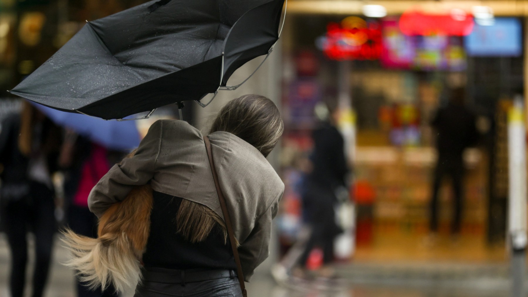Una mujer se intenta proteger de la lluvia bajo un paraguas en Madrid (Foto: Ep)