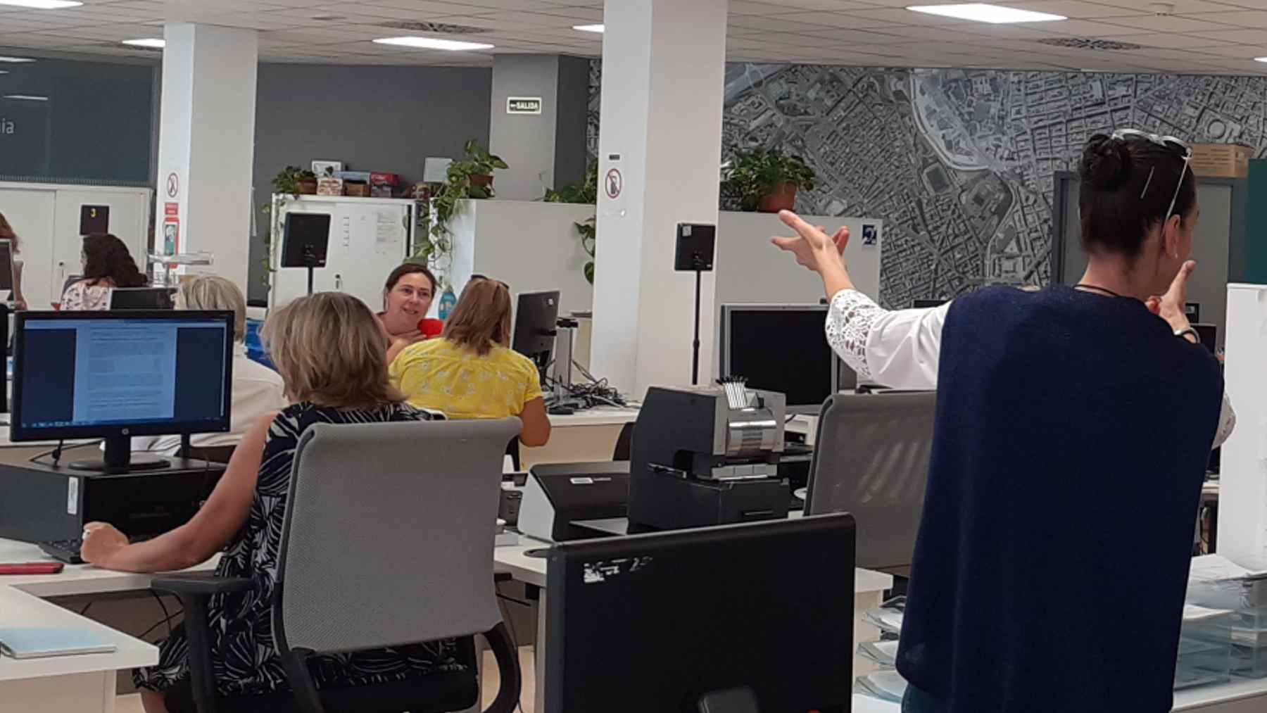 Interior de una oficina de atención al ciudadano del Ayuntamiento de Palma.