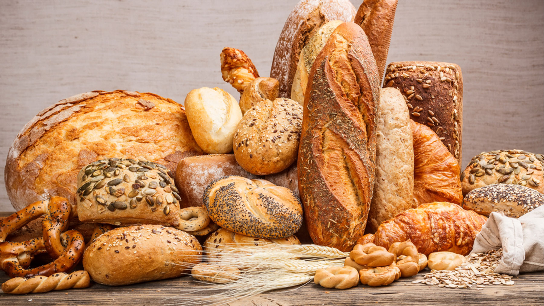 Harina, agua y levadura son los ingredientes básicos del pan.