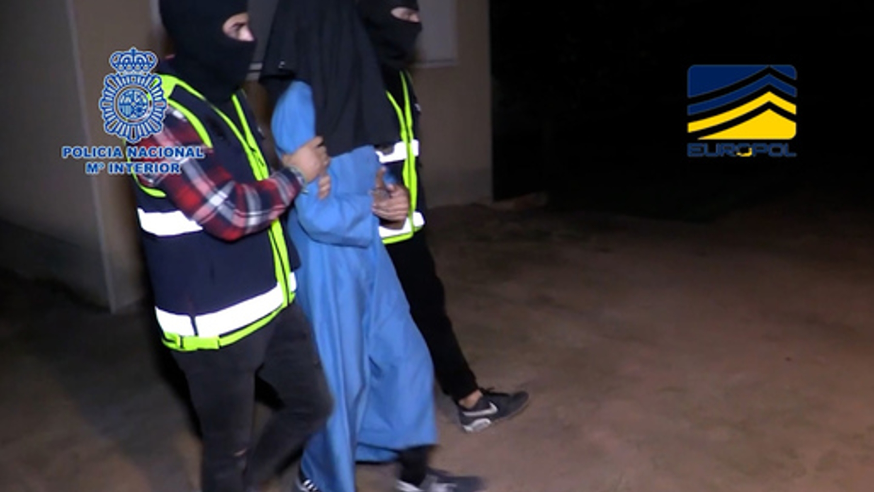 Uno de los yihadistas detenidos es conducido por agentes de la Policía Nacional (CNP).