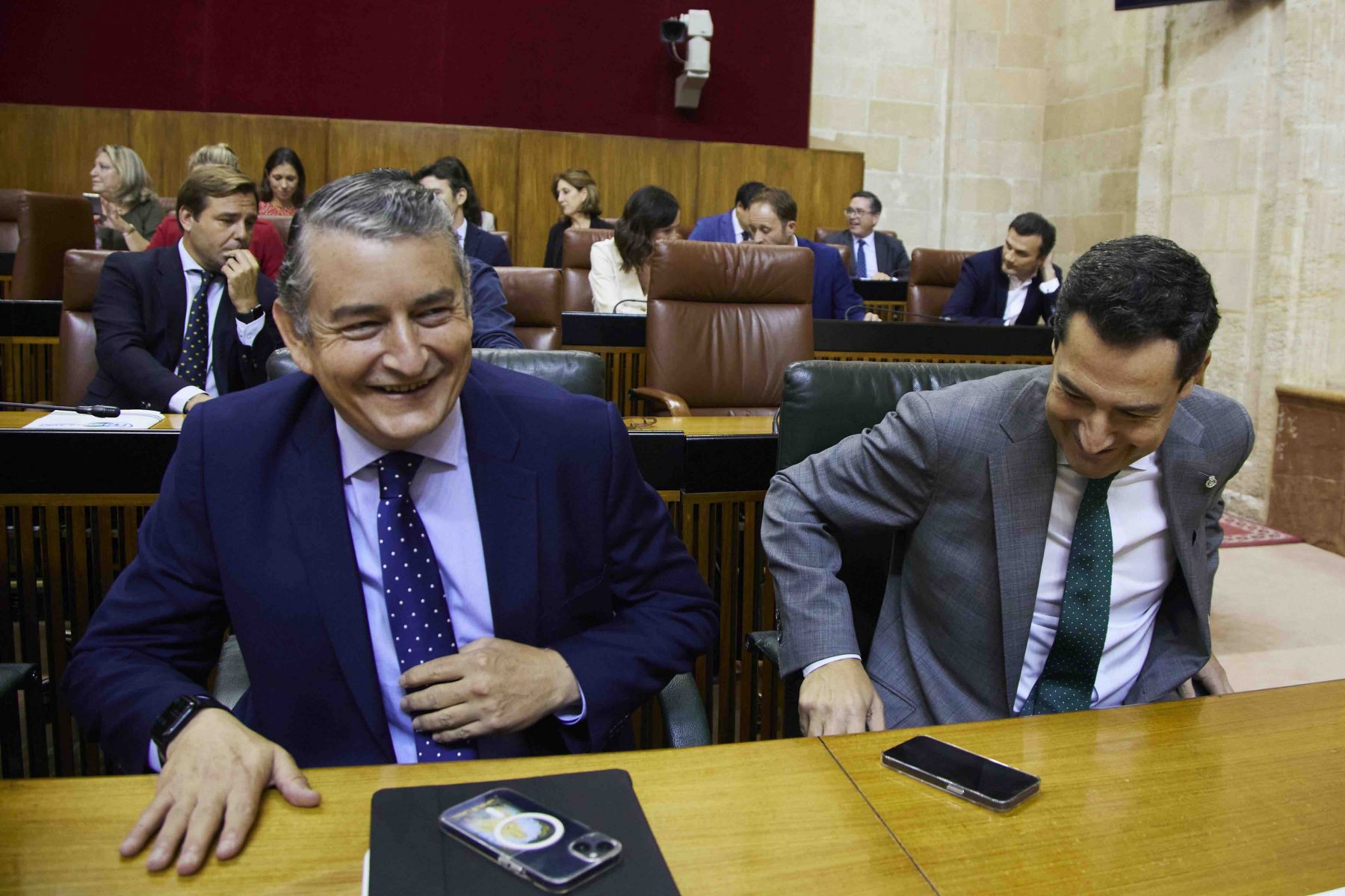 El presidente de la Junta de Andalucía, Juanma Moreno, y el consejero Antonio Sanz.