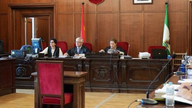 El tribunal del juicio antes de comenzar la primera sesión.
