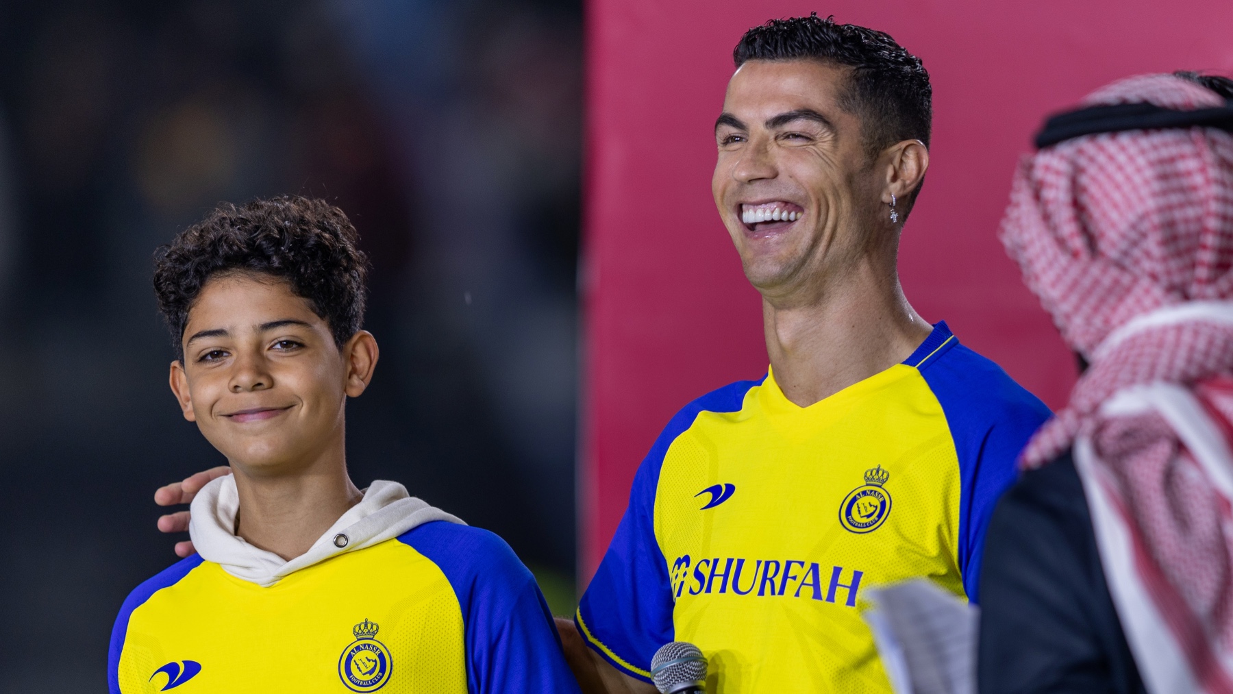 Cristiano Ronaldo y su hijo, con los colores del Al Nassr. (Getty)