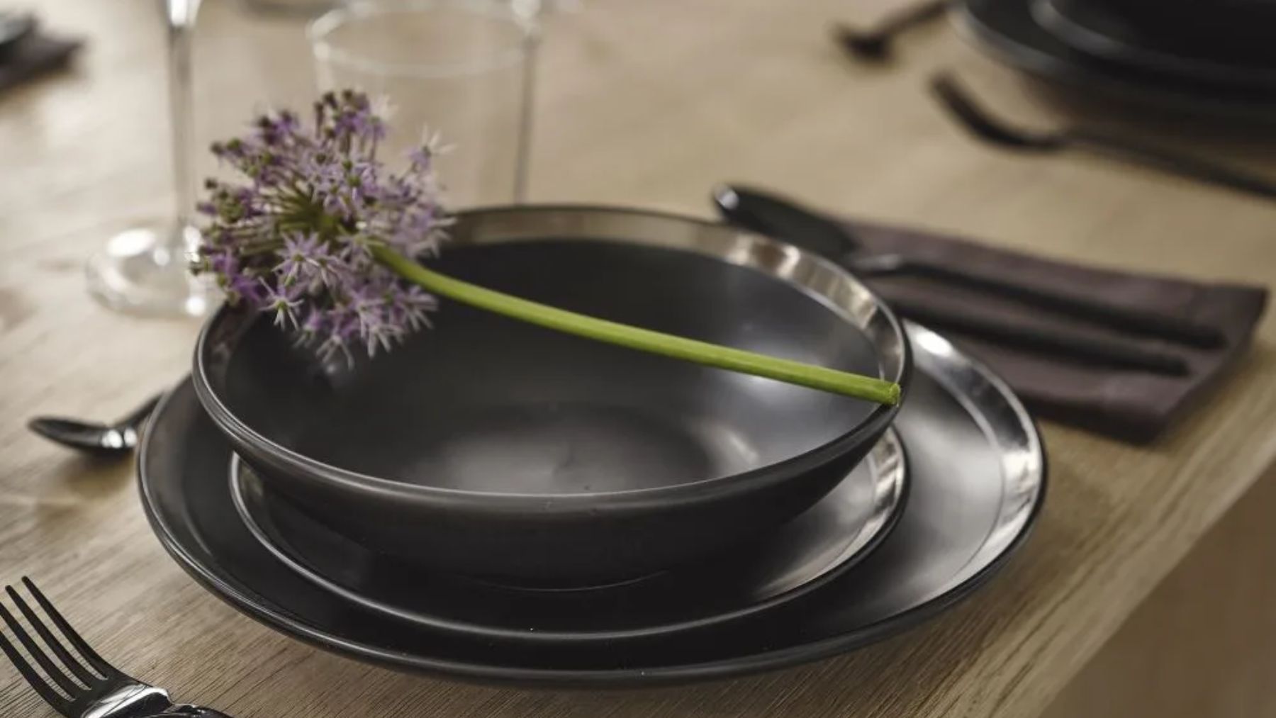 Los platos negros de diseño al 50% de descuento que están triunfando en  Maisons du Monde