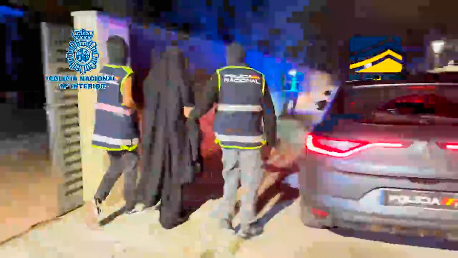 Momento de la detención de la única mujer del grupo de yihadistas, una de las más radicalizadas.