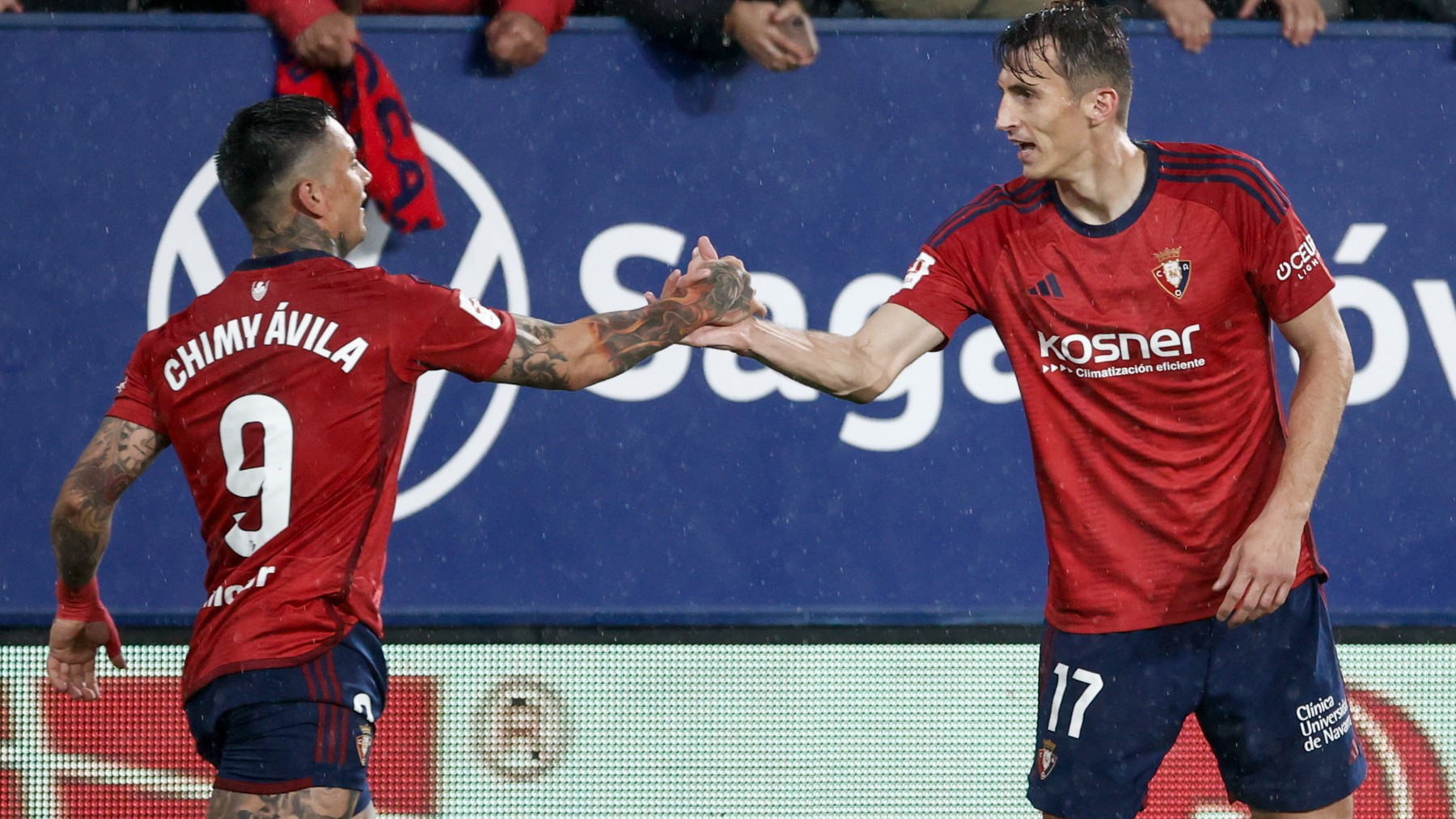 Budimir y Chimy Ávila celebran uno de los goles de Osasuna (EFE)