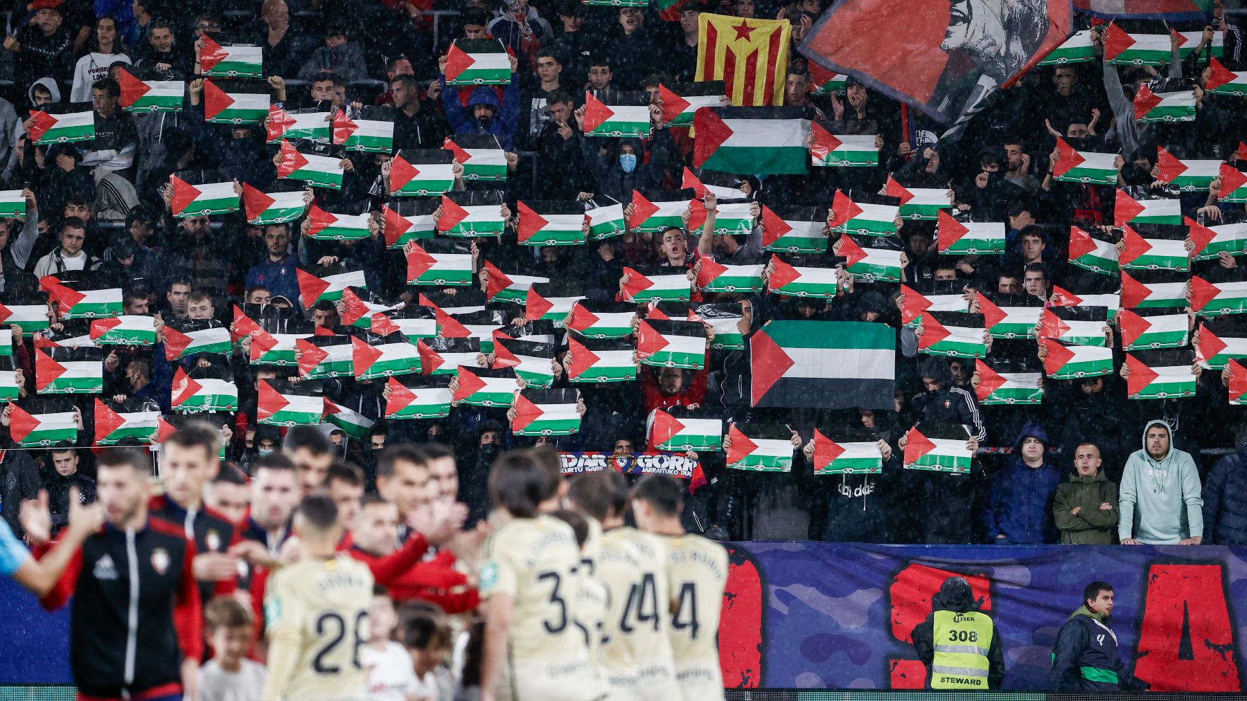 Los ultras de Osasuna lucen banderas palestinas en El Sadar. (EFE)