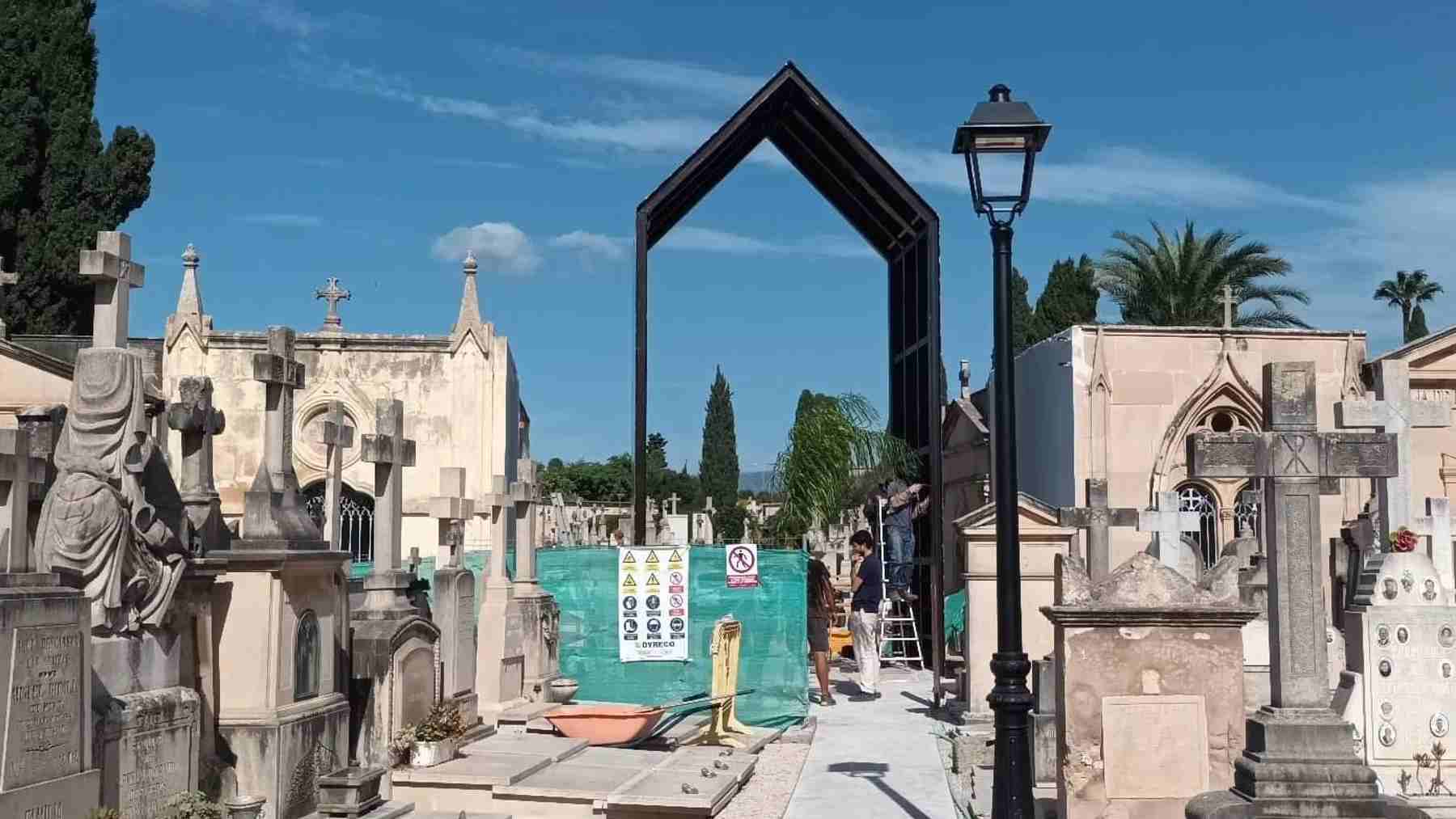 Imagen del impactante arco instalado en el cementerio central de Palma.