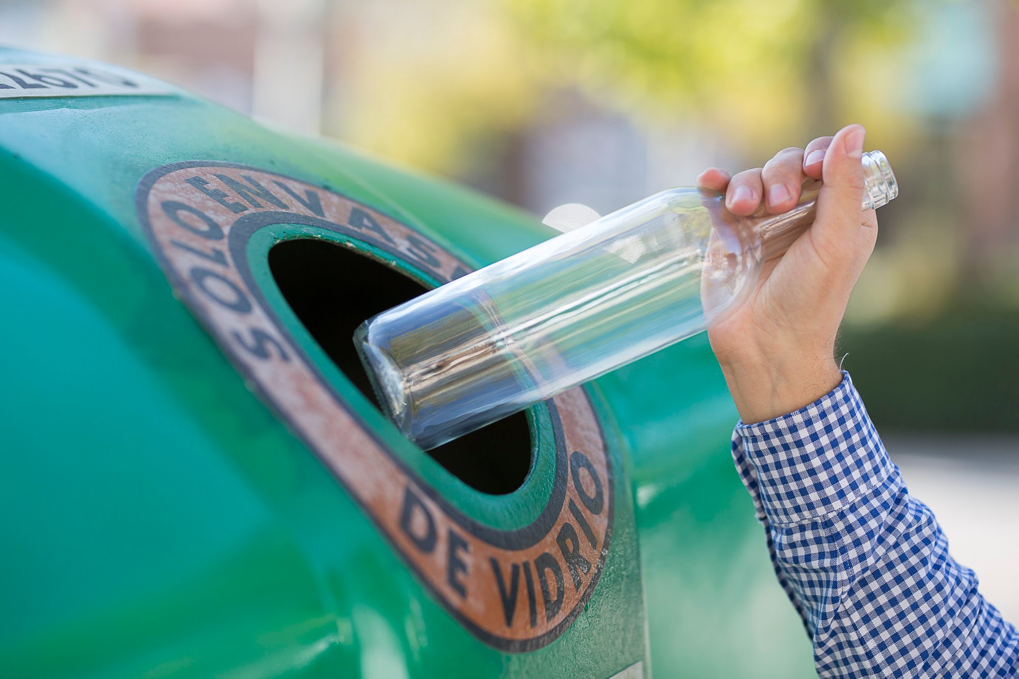 El reciclaje de vidrio en España alcanzó su récord en 2022 y ha permitido ahorrar más de 11 millones de MWh tras 25 años de actividad