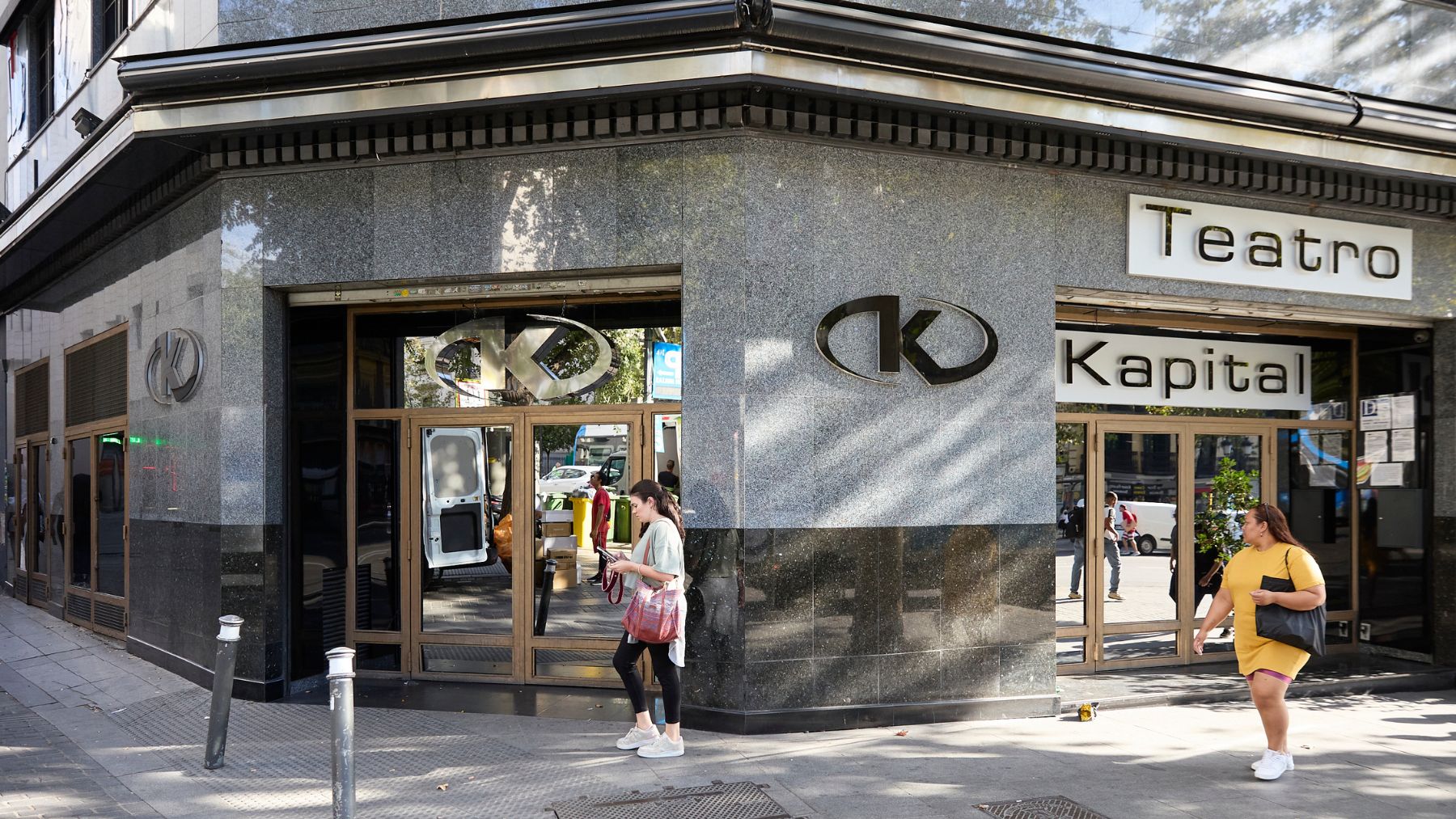 La puerta de entrada de la discoteca Kapital de Madrid.