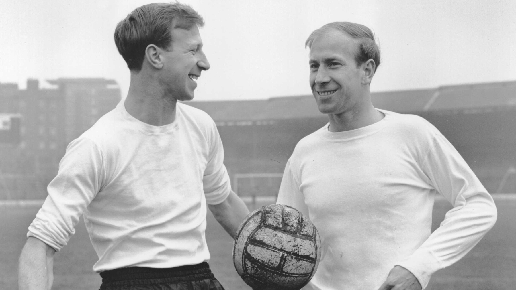 Bobby Charlton junto a su hermano Jack. (Getty)