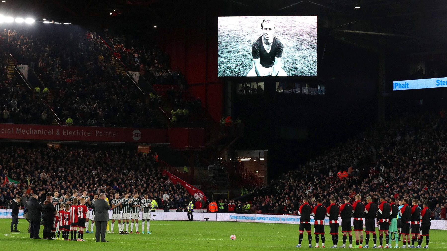 Los jugadores de Manchester United y Sheffield United ovacionaron a Bobby Charlton. (Getty)