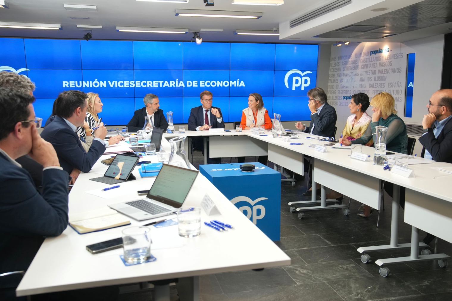 Feijóo preside la reunión de la vicesecretaría de Economía del PP.