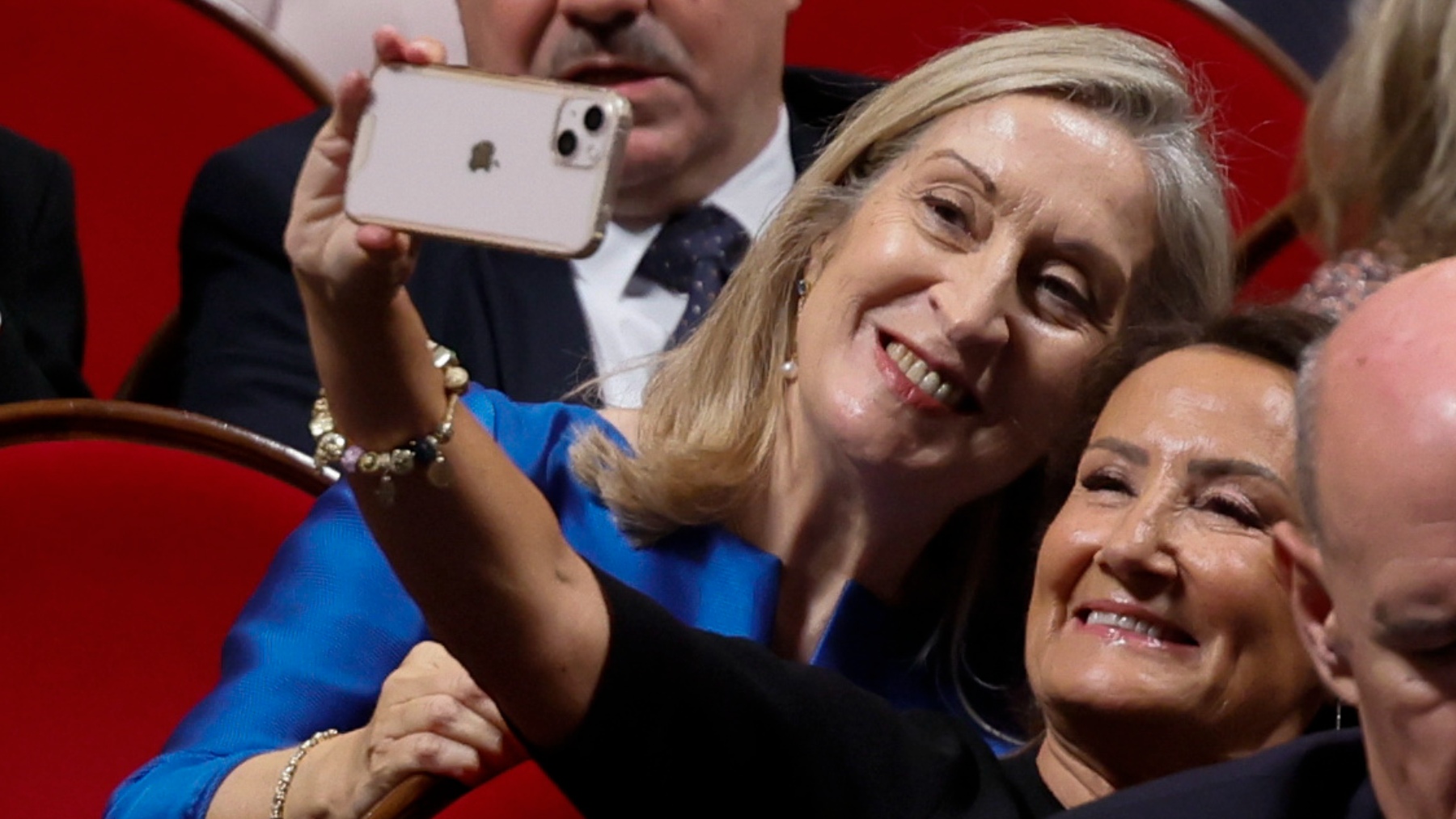 Paloma Rocasolano y Ana Pastor haciéndose juntas un ‘selfie’ en los Premios Princesa de Asturias (Foto: Efe)