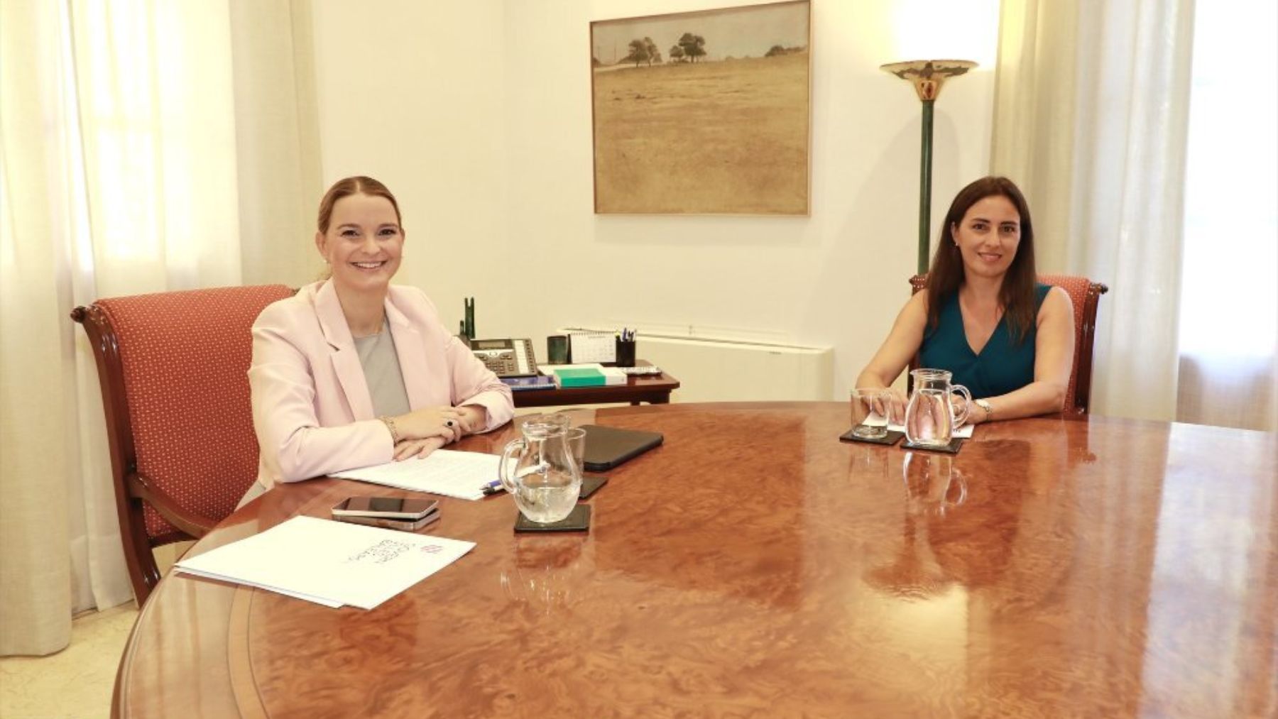 La presidenta de Baleares, Marga Prohens, y la portavoz de Vox, Idoia Ribas.