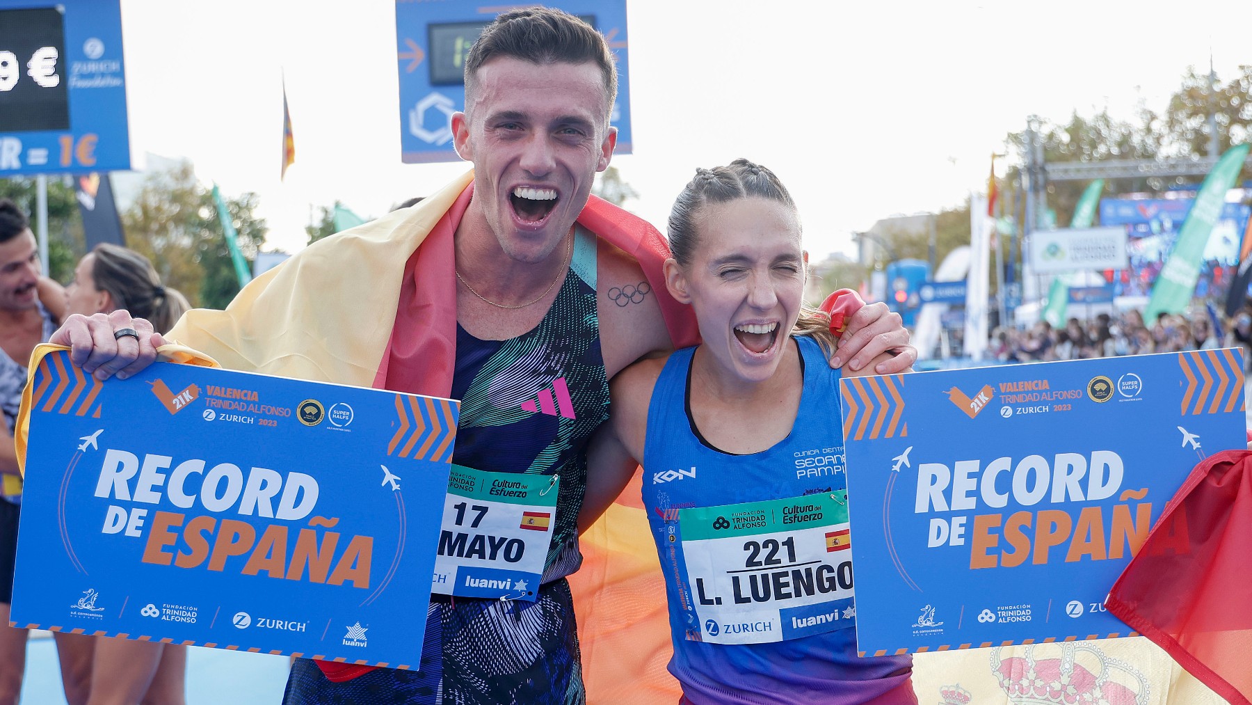 Carlos Mayo y Laura Luengo tras batir el récord de España de medio maratón en Valencia. (EFE)