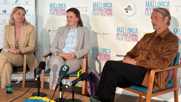 El actor Mads Mikkelsen ofrece una rueda de prensa, junto a la productora Louise Verth, para presentar 'La tierra prometida', en el Evolution Mallorca International Film Festival.
