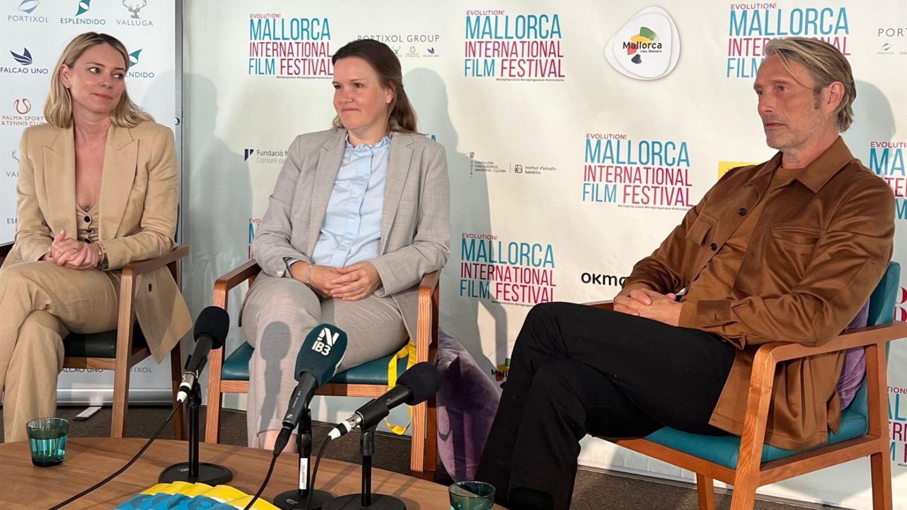 El actor Mads Mikkelsen ofrece una rueda de prensa, junto a la productora Louise Verth, para presentar ‘La tierra prometida’, en el Evolution Mallorca International Film Festival.