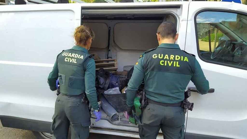 Guardias civiles realizando una inspección.