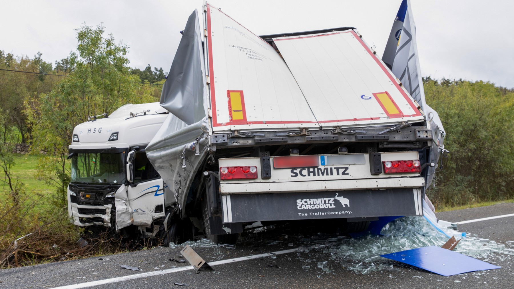 Camión tras el accidente en Ceguilla (Segovia) (Foto: Efe).