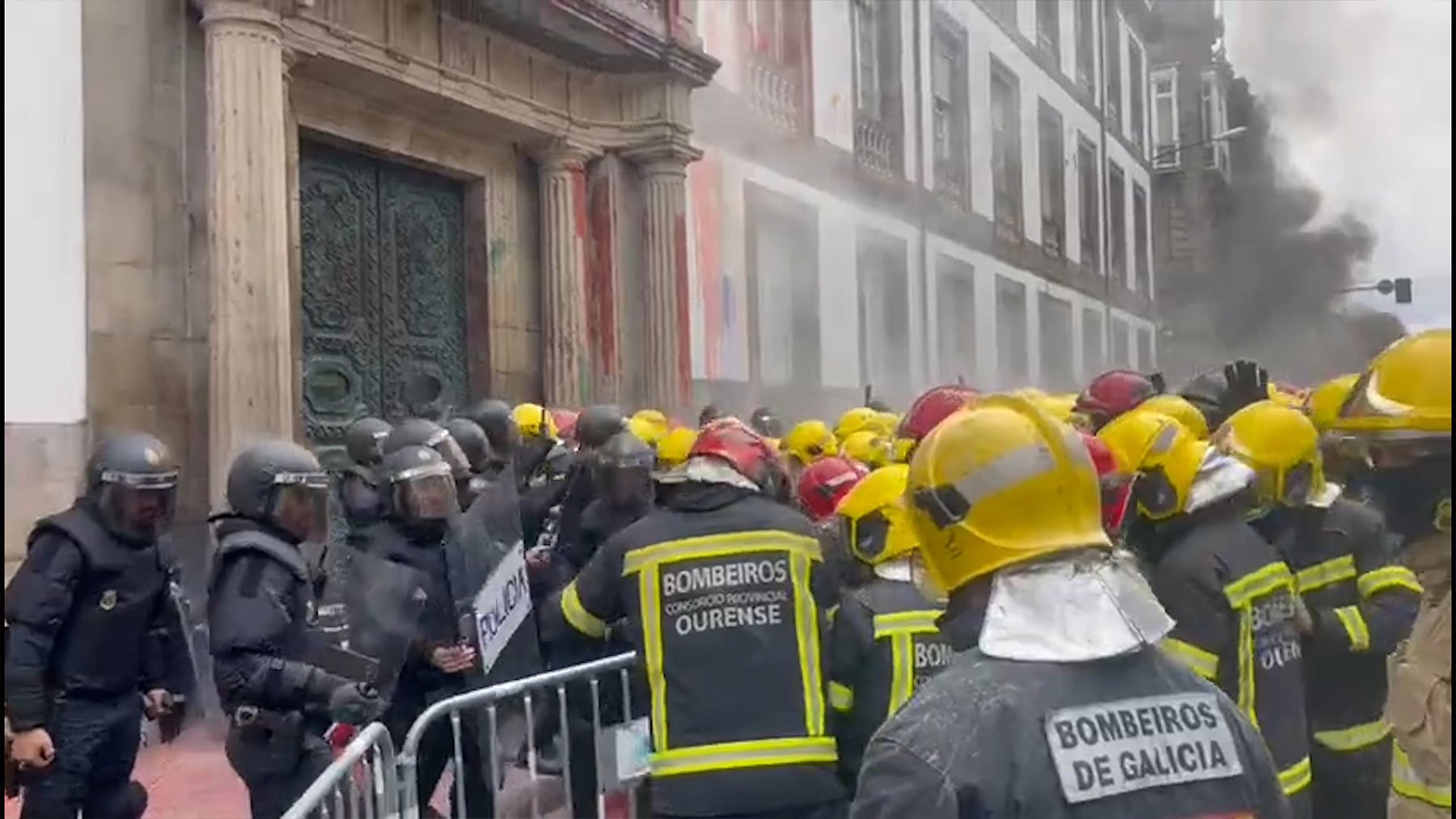 Imágenes de la violencia de los altercados entre bomberos y policías en Orense.