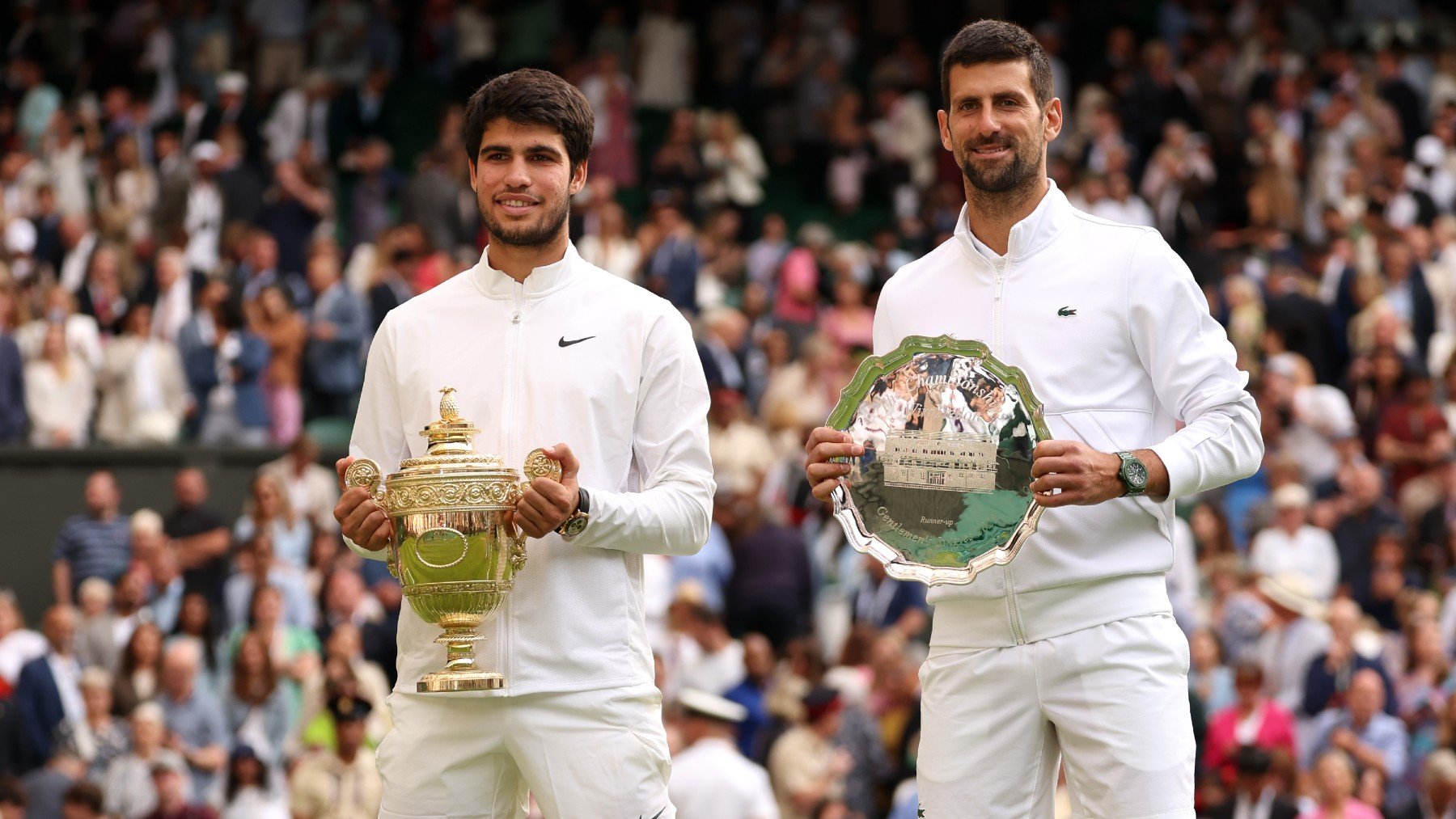 Carlos Alcaraz y Novak Djokovic, tras la final de Wimbledon. (Getty)