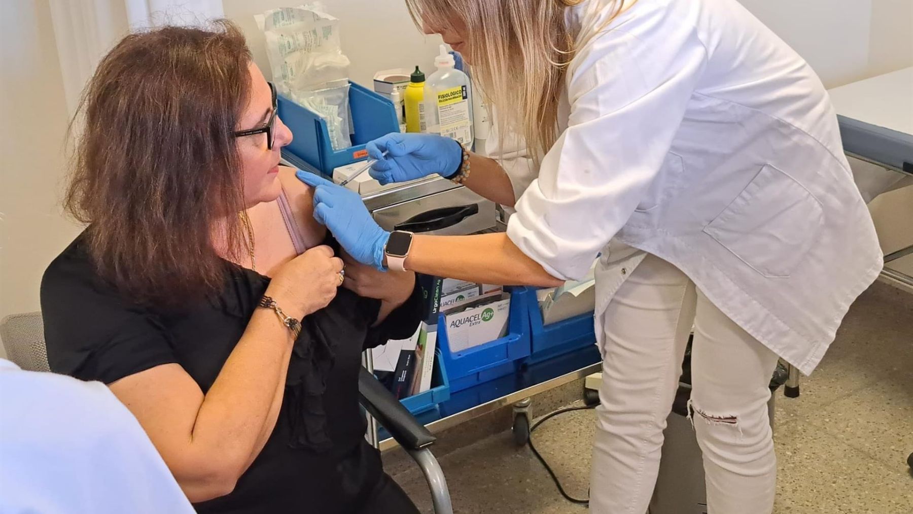 La consellera de Salud, Manuela García, recibe la vacuna en el centro de salud Escuela Graduada en Palma