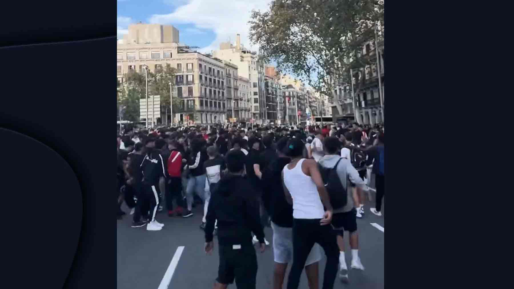 Decenas de carteristas y ladrones revientan la campaña de una joyería en las calles de Barcelona, provocando altercados.