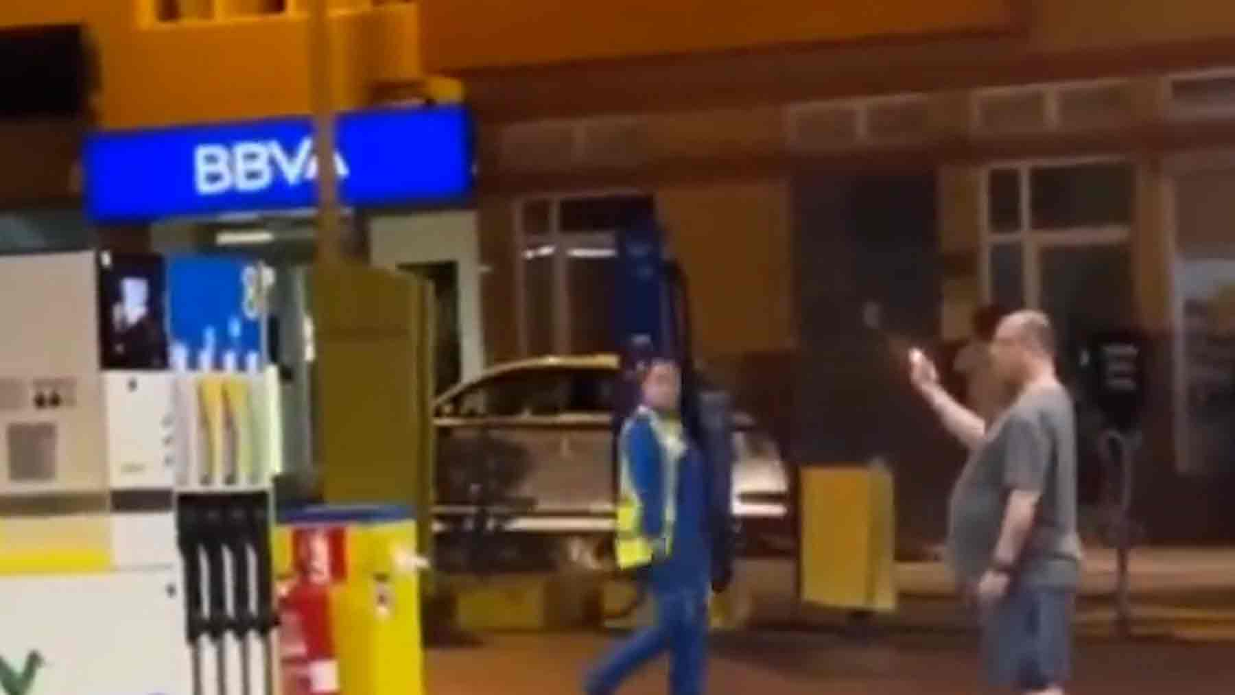 Imágenes del hombre mientras amenazaba con volar la gasolinera en Telde (Canarias).