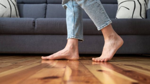 Hay una forma de recuperar el parquet de tu casa y sólo tienes que usar este ingrediente