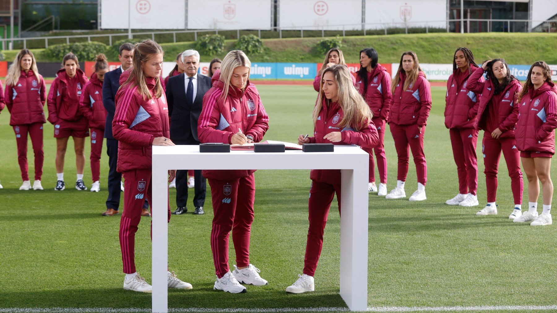 Las jugadoras de la selección firman los pactos de Oliva con la RFEF y el CSD. (EFE)