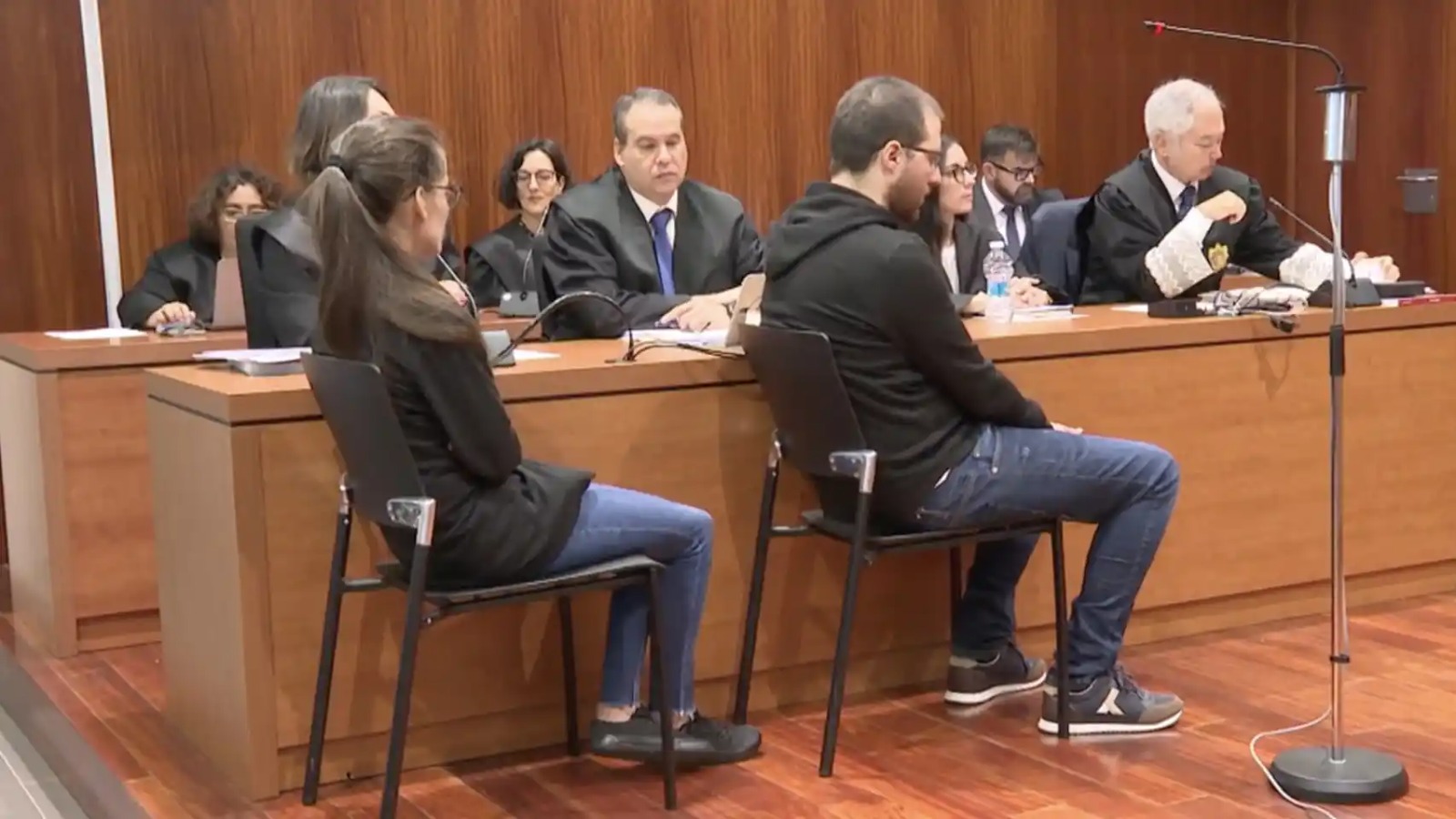 Los padres de Laia, Vanessa y Cristian, ante el tribunal que los ha declarado culpables de matar a su hija Imagen: Aragon TV