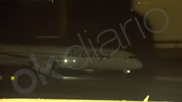 Llegada de inmigrantes ilegales al aeropuerto de Barajas trasladados en avión desde Tenerife.