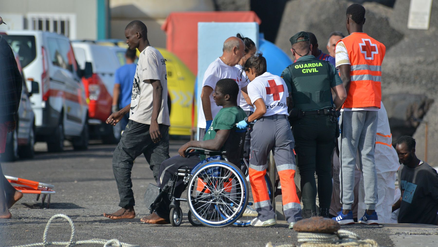 La Cruz Roja y Guardia Civil atienden a los inmigrantes llegados a Canarias