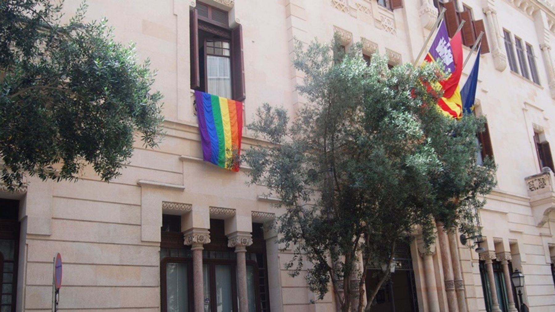La bandera LGTB en la fachada del Parlament balear.