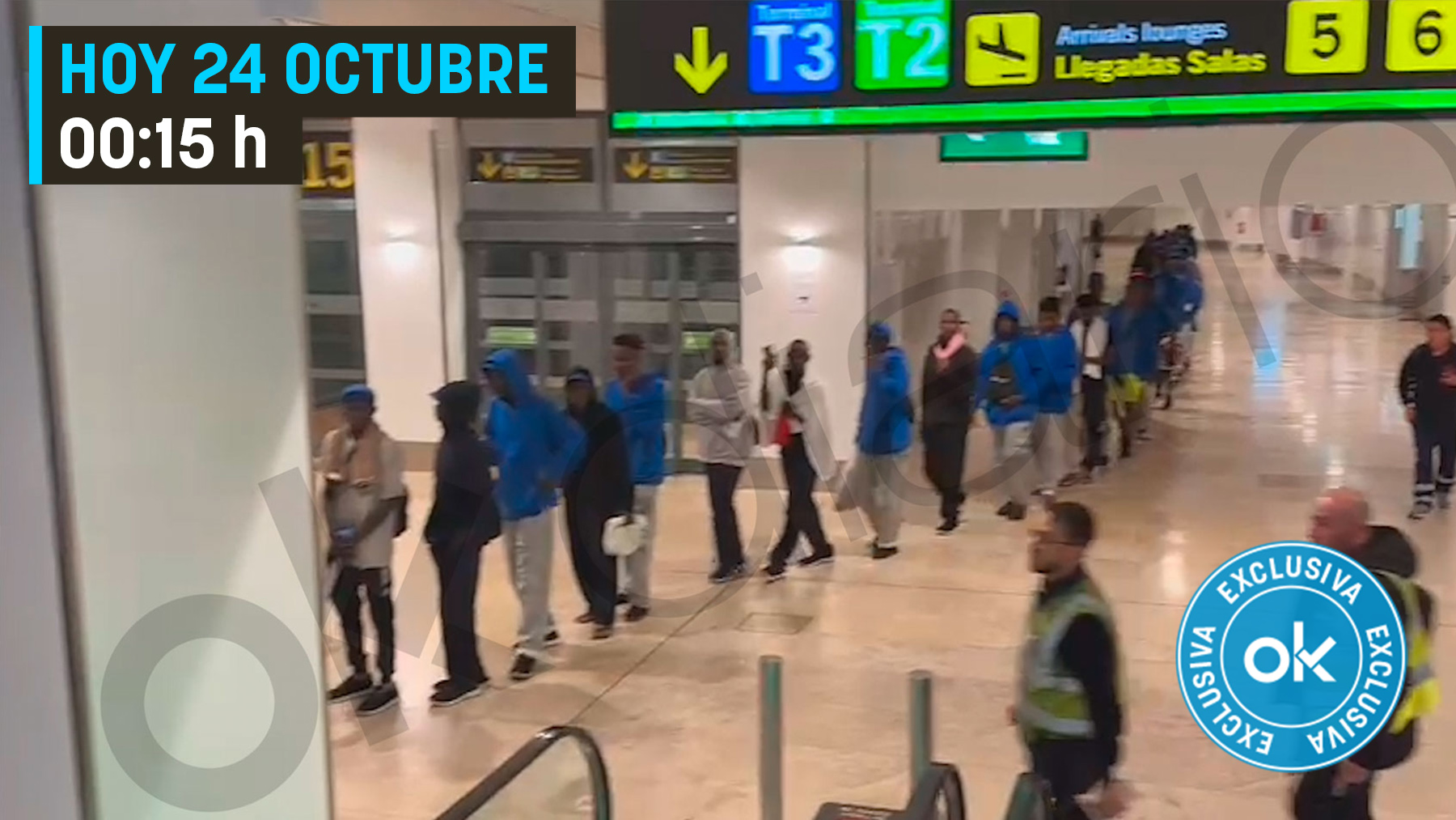 Llegada de inmigrantes ilegales al aeropuerto de Barajas trasladados en avión desde Tenerife.