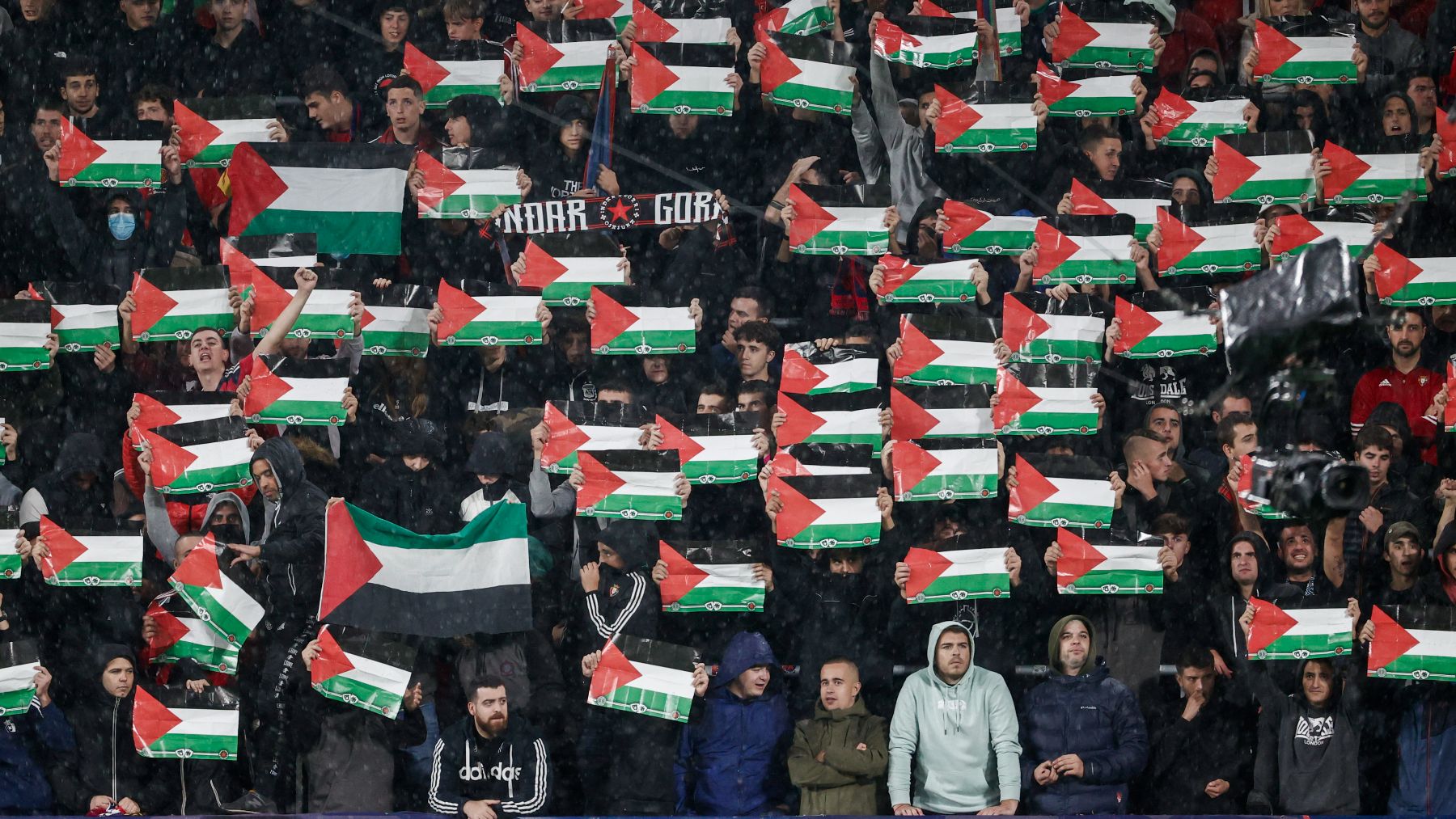 Ultras de Osasuna muestran banderas en apoyo a Palestina (EFE)