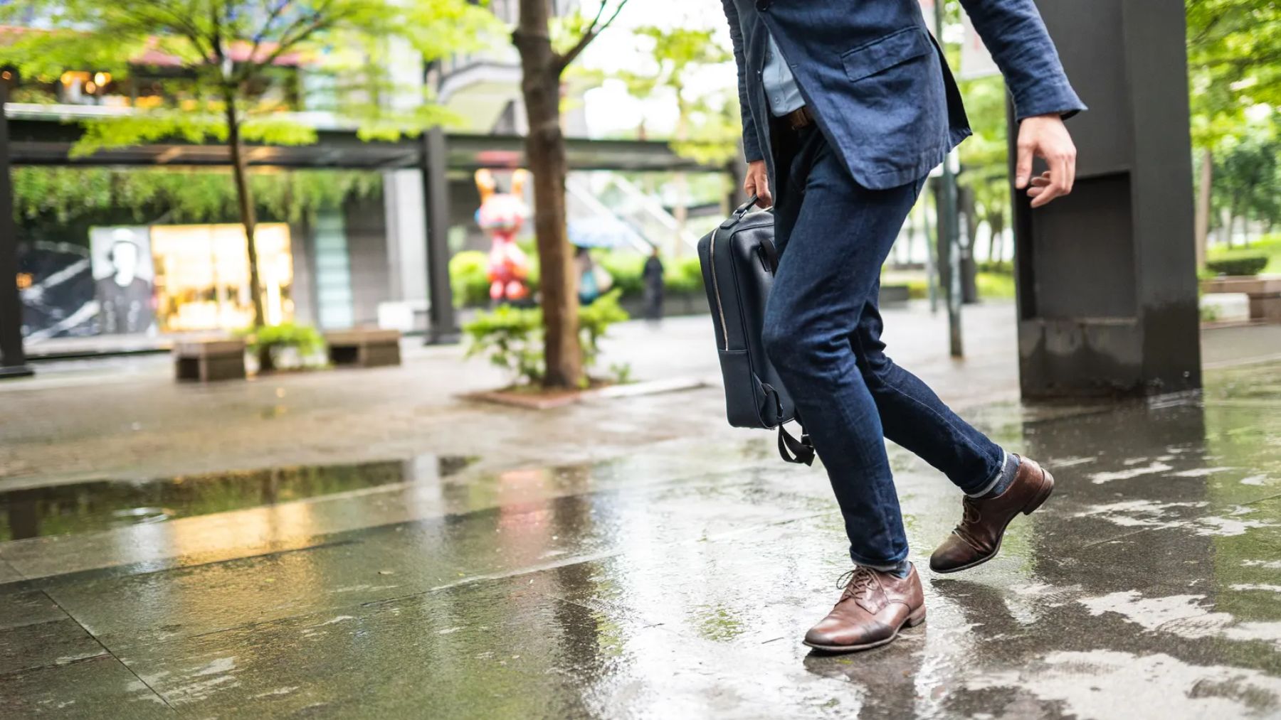 Adiós pies mojados gracias a Decathlon: la zapatilla impermeable que mejor  repele la lluvia