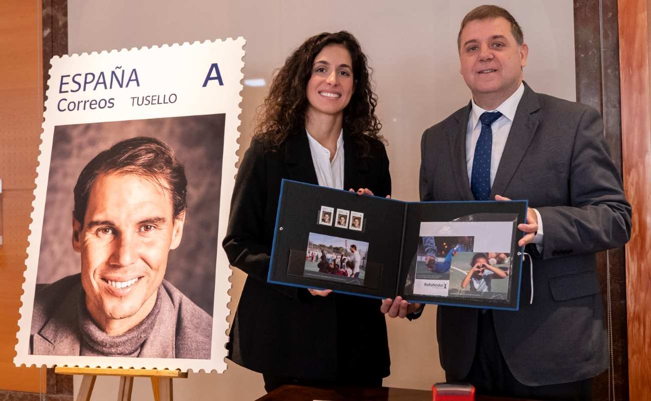 Xisca Perelló y Juan Manuel Serrano, durante la presentación del Pack Filatélico de Rafa Nadal.