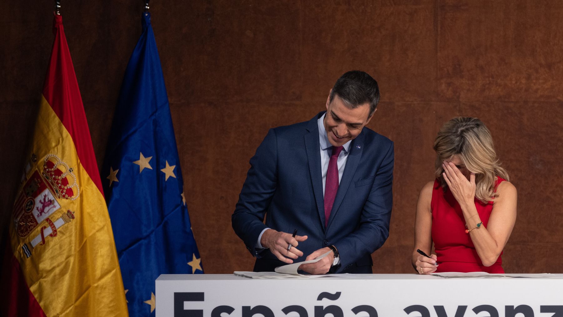 Yolanda Díaz y Pedro Sánchez firman el pacto.