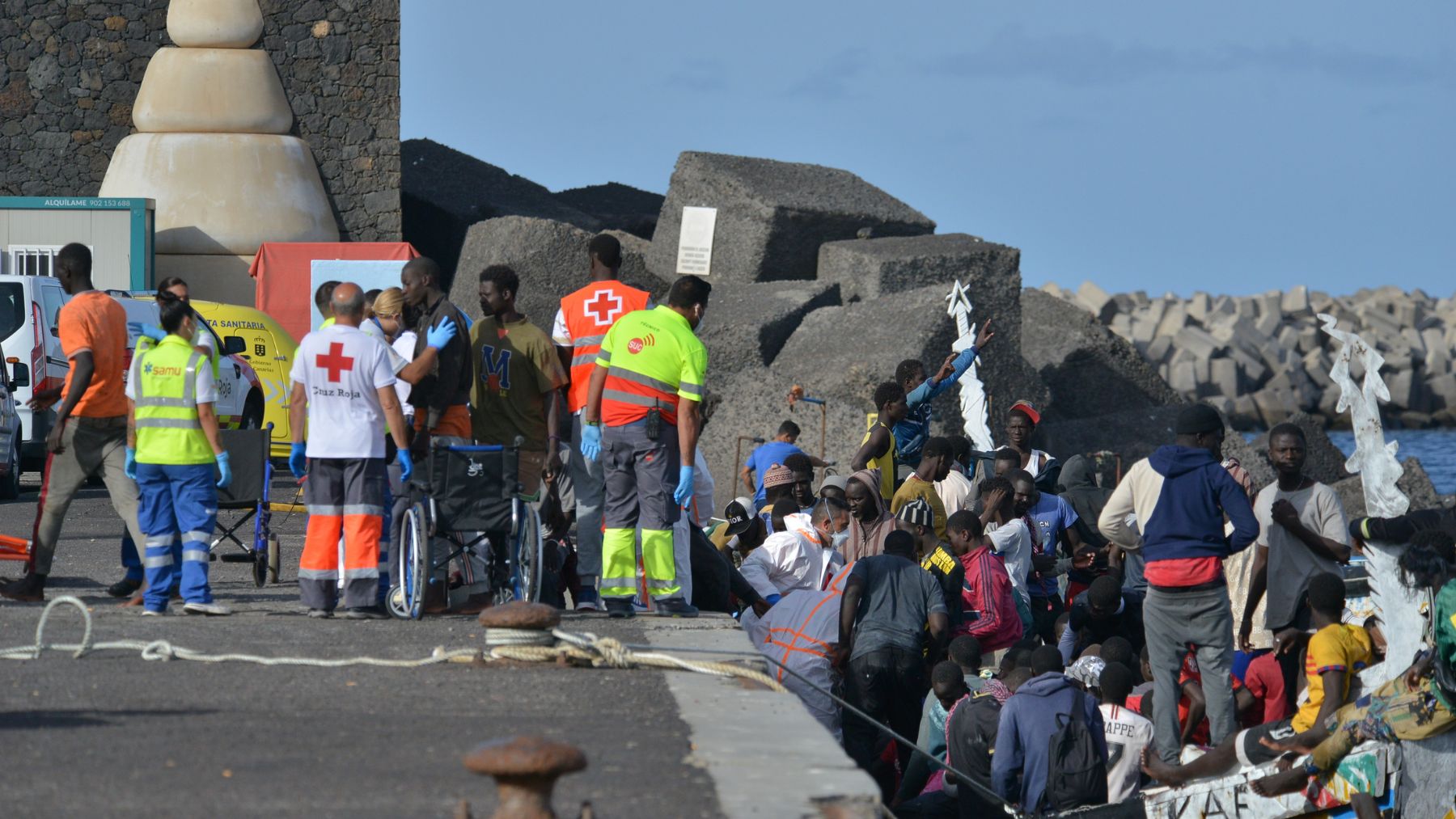 La Cruz Roja ayuda a los inmigrantes que llegan a puerto en Canarias.