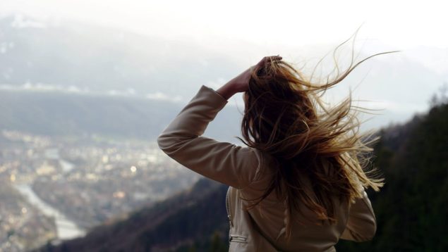 Pelo con viento