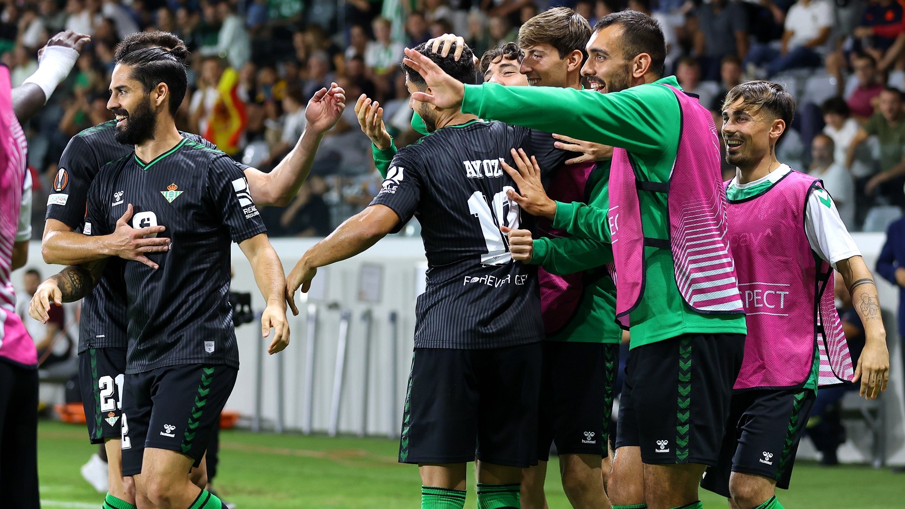 Los jugadores del Betis celebran un gol en la Europa League. (EFE)