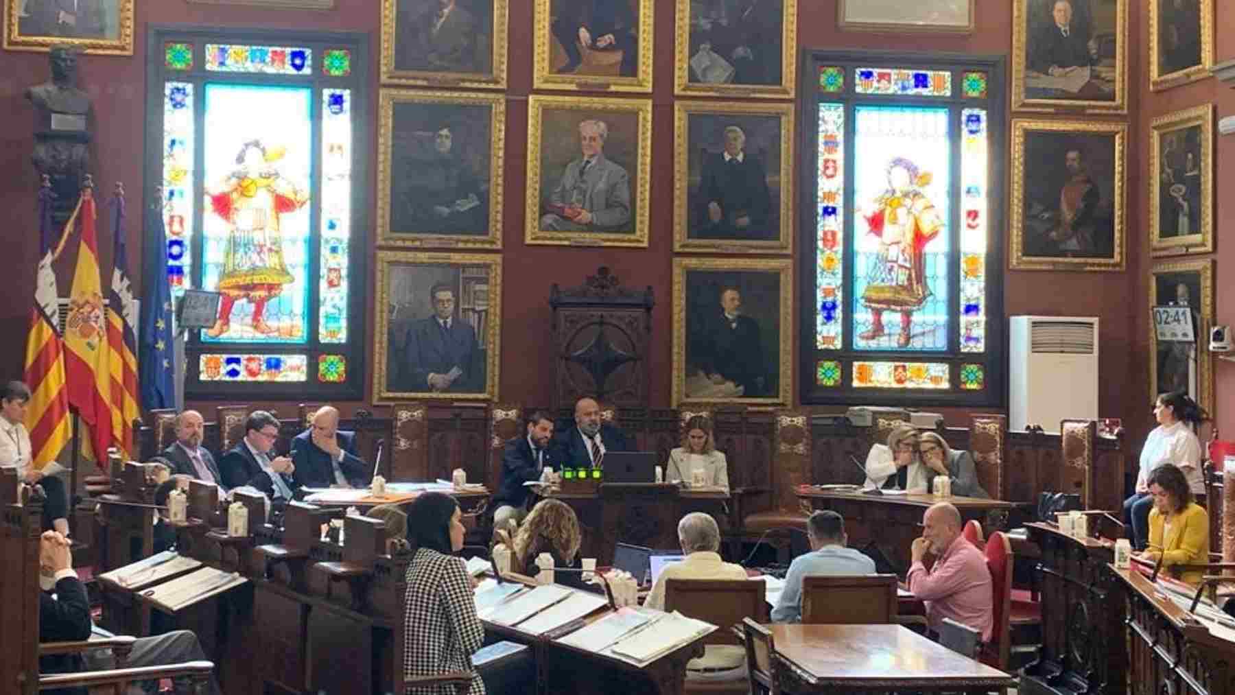 Imagen del salón de plenos del Ayuntamiento de Palma con el alcalde, Jaime Martínez, al fondo.