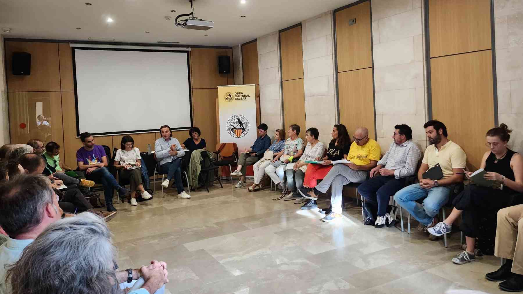 Reunión en la sede de la OCB de activistas de entidades contra la libre elección de lenguas.