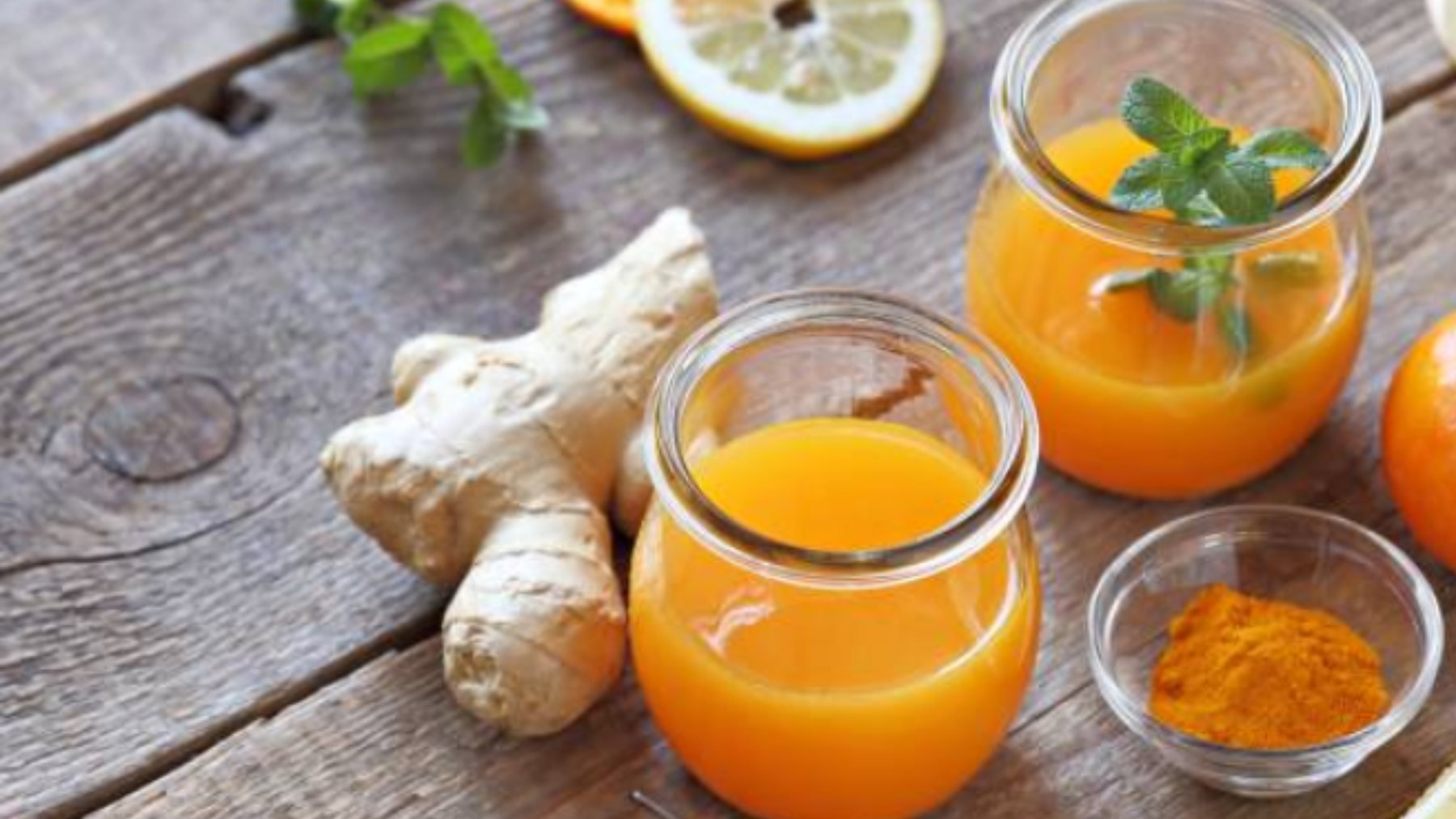 La receta viral de chupitos de naranja y jengibre para librarte de los resfriados